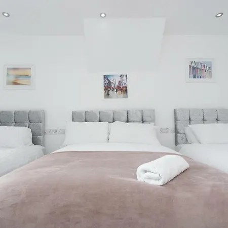 Burton House Apartment *