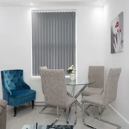 Burton House Апартаменти *