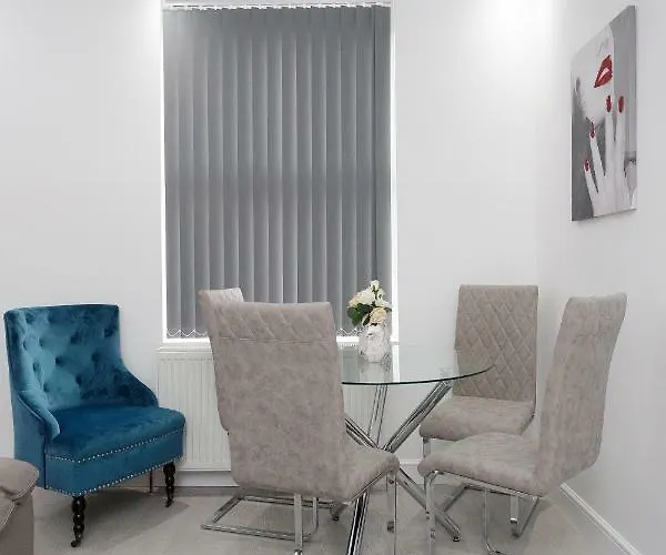 Burton House Apartment *